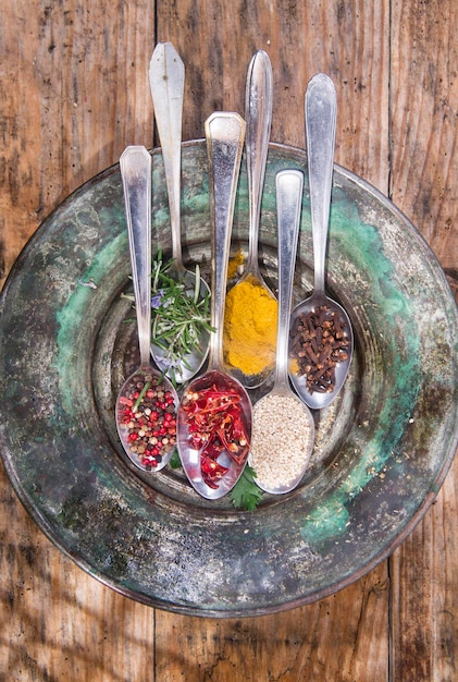 Misky s korením a zeleninou